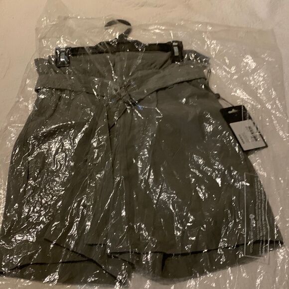 Bassike Canvas belted paper bag shorts. Size 00 - Picture 2 of 11